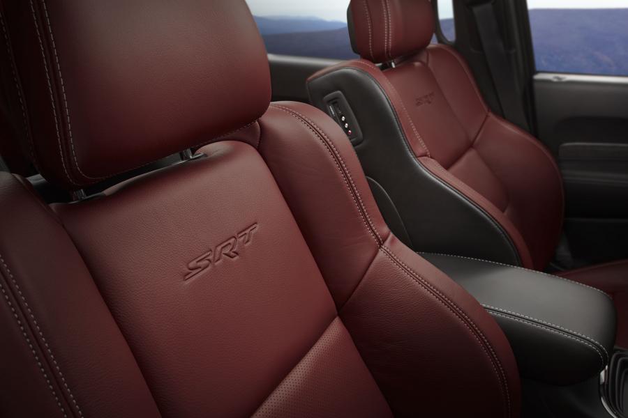 Детали интерьера Dodge Durango SRT (WD) 2017 года  (фото 90 из 100)